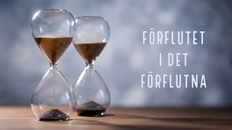 Pluskvamperfekt symboliseras av två timglas och texten Förflutet i det förflutna (Foto: Adobe Stock, delvis AI-genererat)