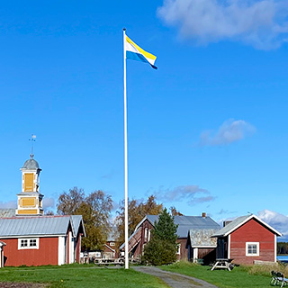 Tornedalens flagga vid Kukkolaforsens kulturby (Foto: Eva Sahlström)