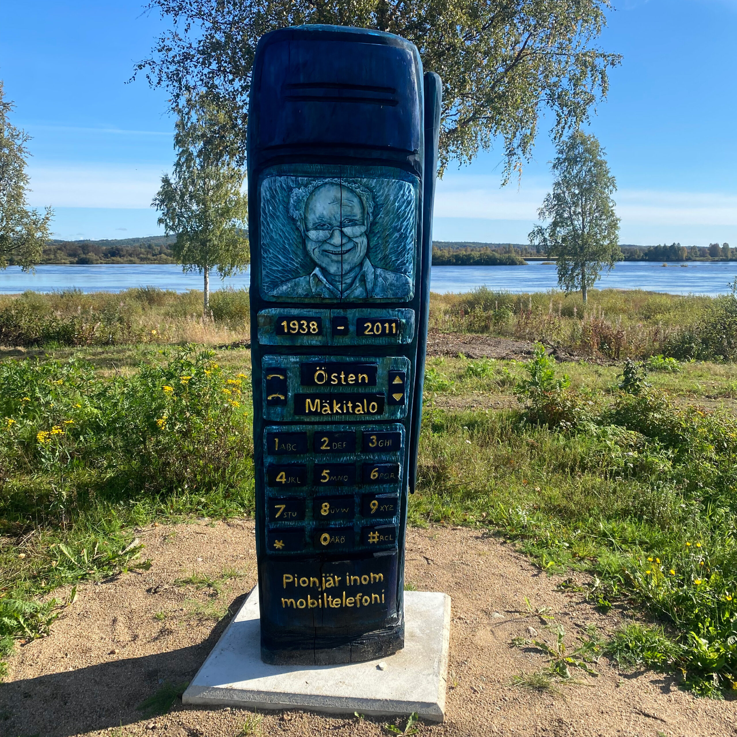 Staty av en mobiltelefon med Östen Mäkitalos bild.